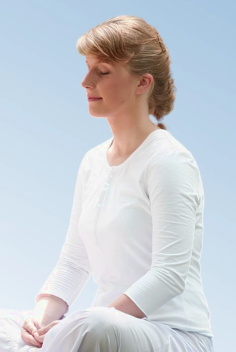 Femme en état d’hypnose, les yeux fermés, dans une posture calme et détendue, symbole de bien-être intérieur