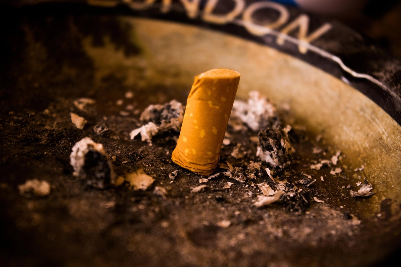 Mégot écrasé dans un cendrier – arrêt du tabac grâce à l’hypnose près de Cahors et Saint-Denis-Catus