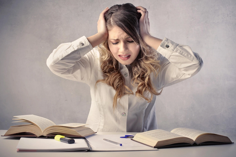 adolescente ayant des difficultés scolaires, problèmes de concentration