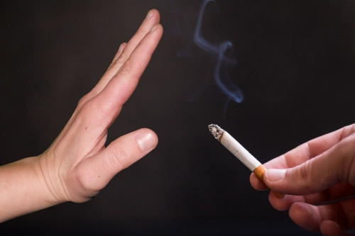 Main qui refuse une cigarette, c'est possible avec un accompagnement par l'hypnose, l'EMDR ou la PNL, proche Cahors