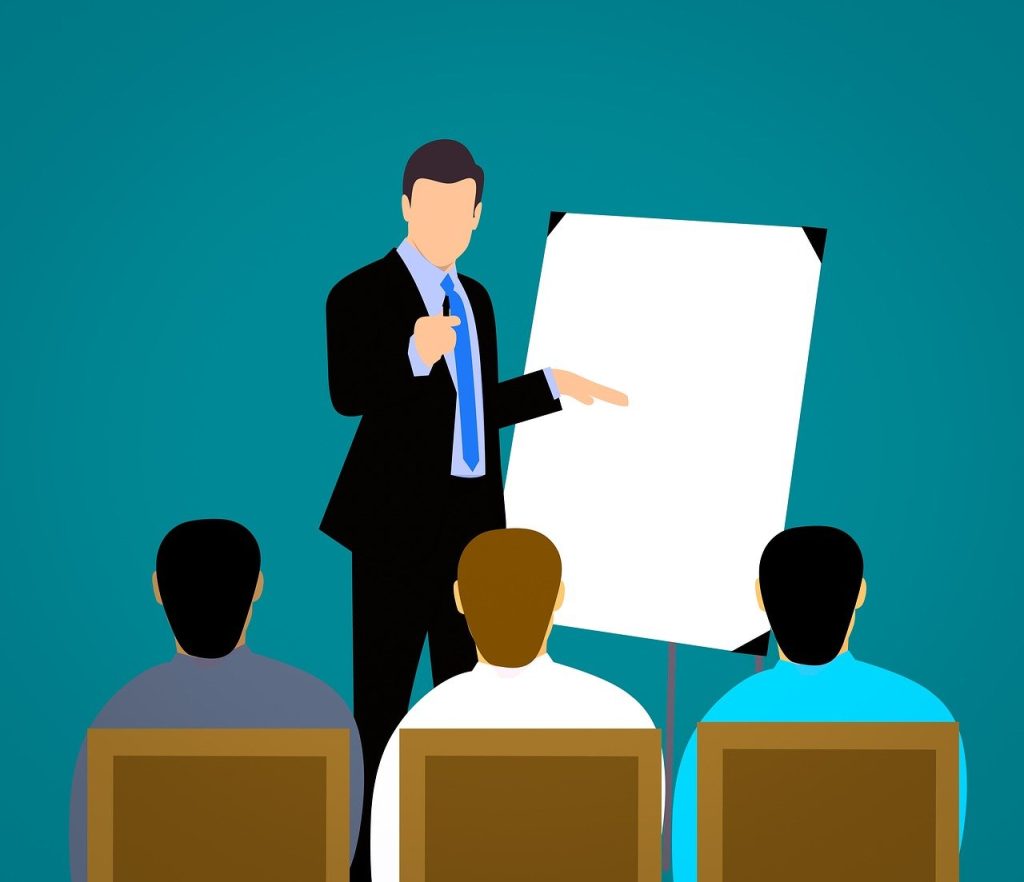 Thérapeute présentant un accompagnement à un groupe en entreprise, représentant une intervention professionnelle à Cahors ou Saint-Denis-Catus
